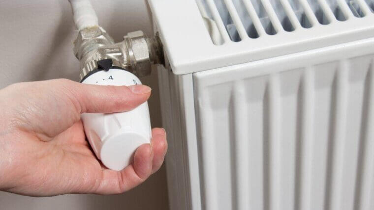 Faut-il arrêter son chauffage en partant en vacances ? Les conseils de votre chauffagiste à La Rochelle