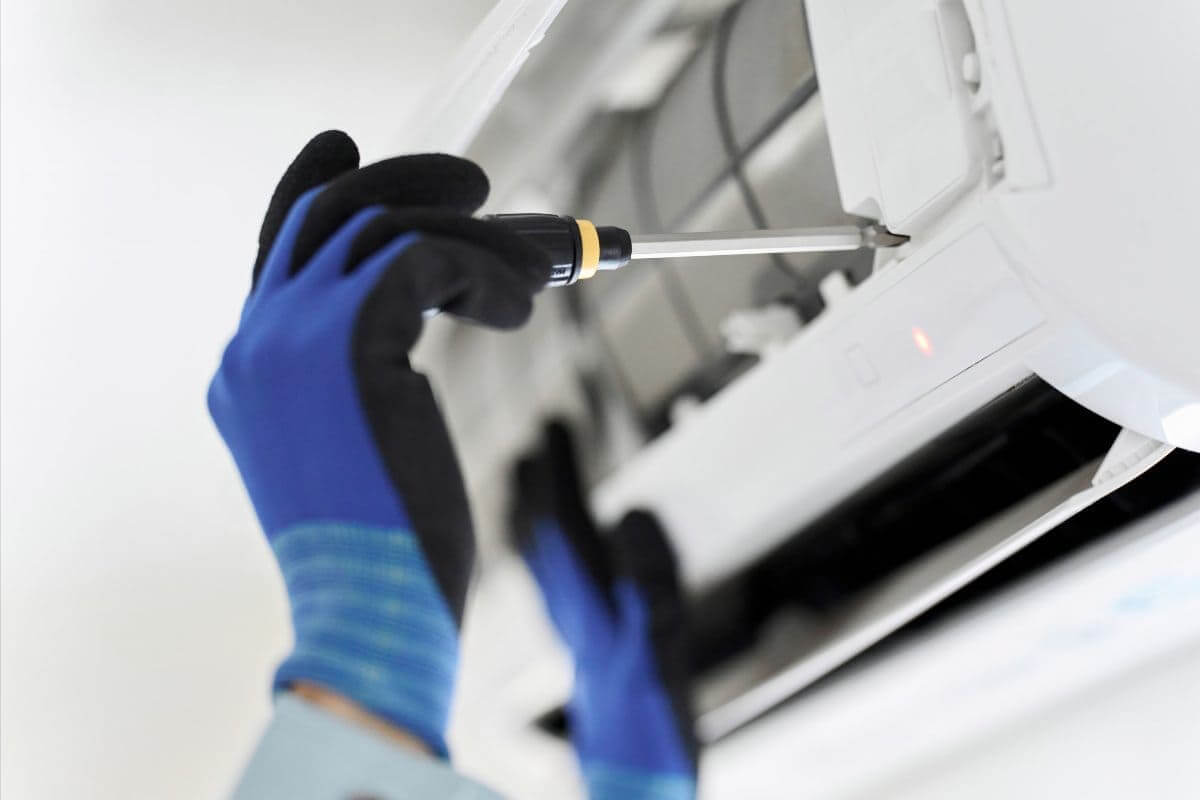 Maintenance climatisation à La Rochelle : obligation légale et fréquence