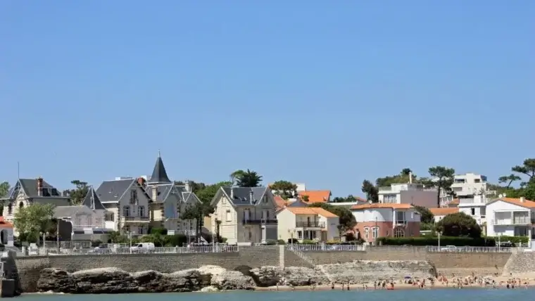 Pompe à chaleur en bord de mer : comment protéger votre installation du sel et des embruns