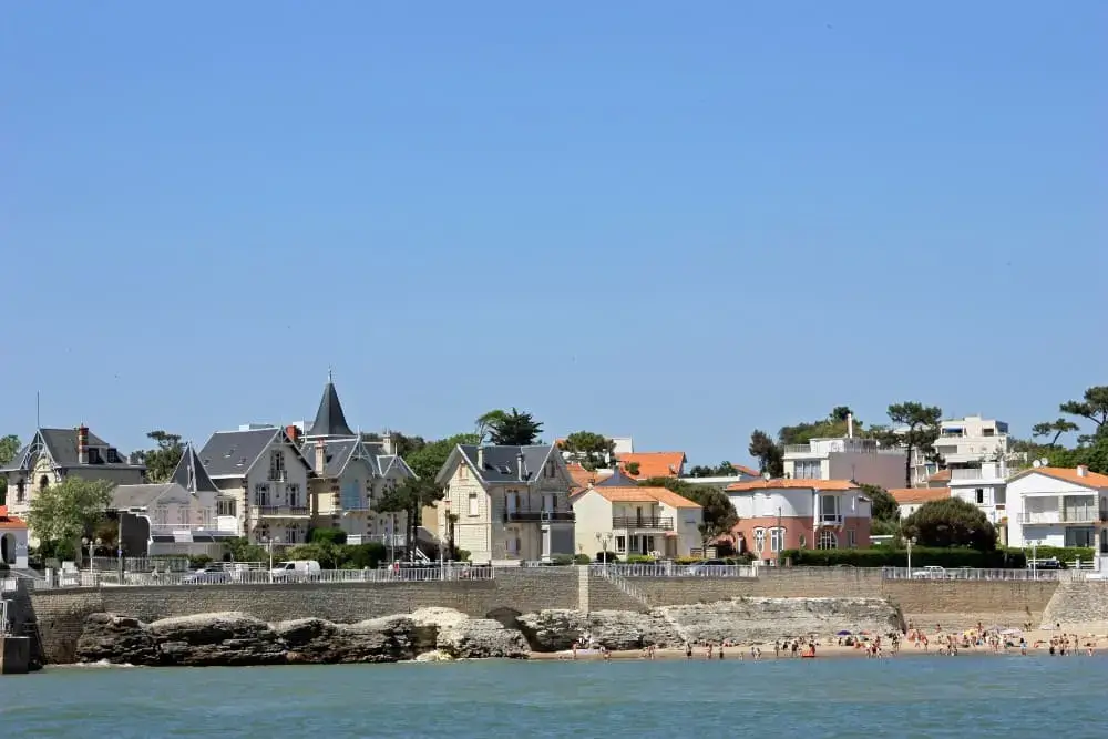 Pompe à chaleur en bord de mer : comment protéger votre installation du sel et des embruns